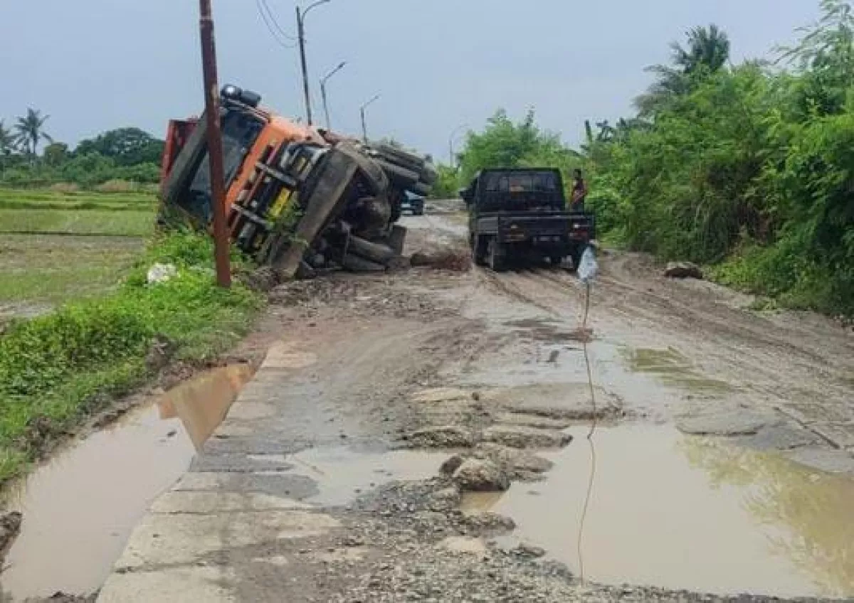 Ilustrasi kondisi jalan rusak dengan kendaraan di tepi jalan.
