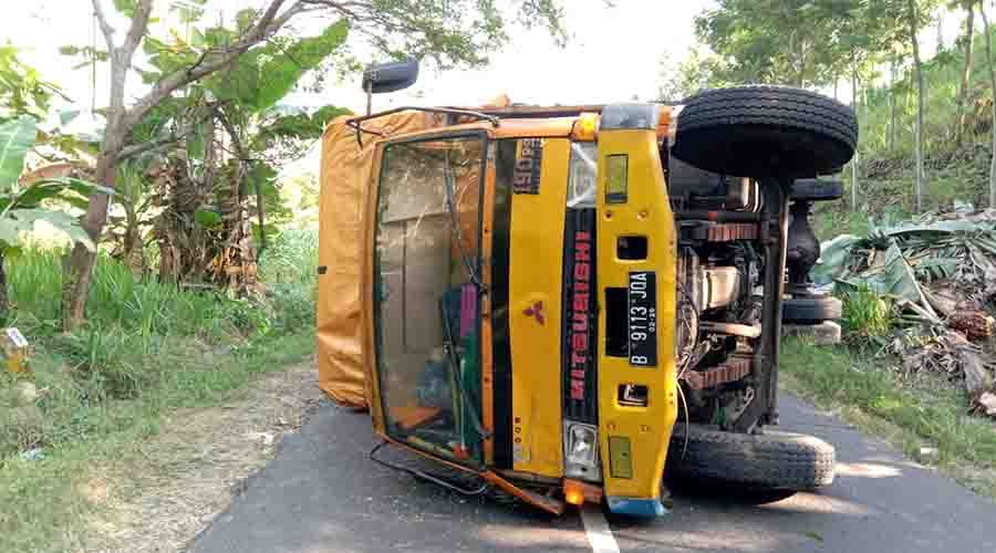 Ilustrasi truk terguling di jalan.
