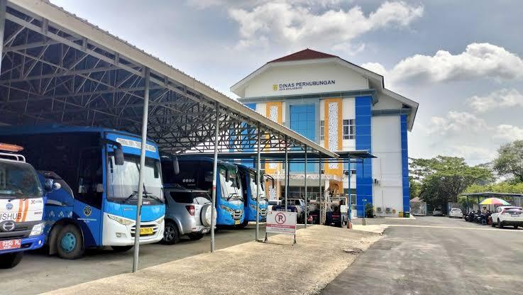 Gedung Kantor Dinas Perhubungan Kota Banjarbaru dengan deretan armada bus operasional